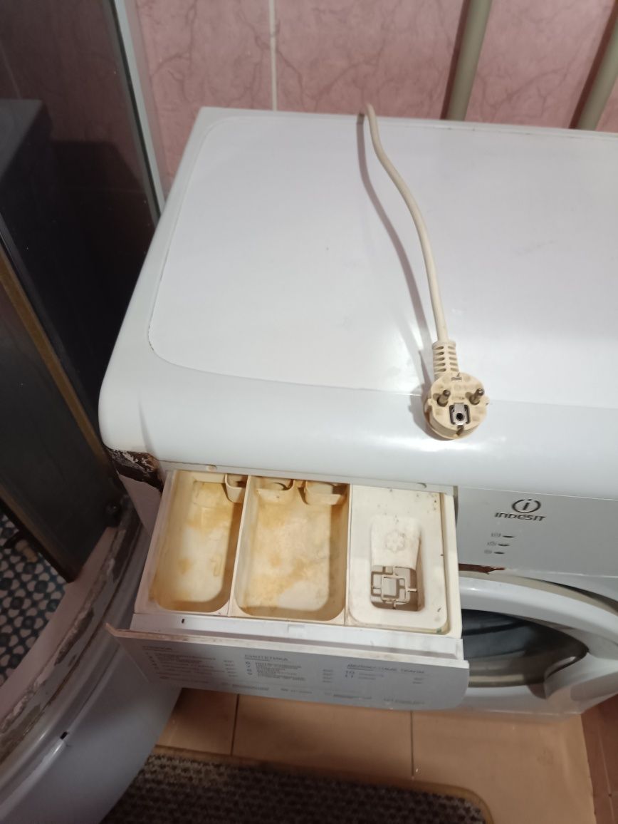 Машинка стиральная indesit