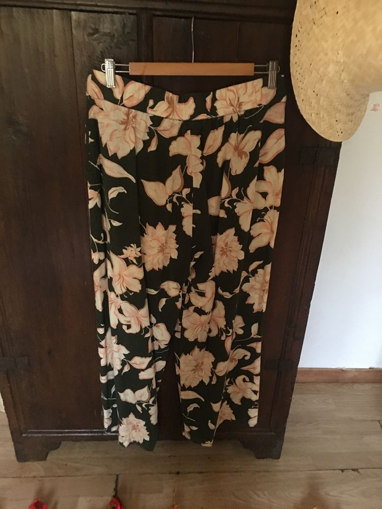 Calcas em verde com motivos florais Mango