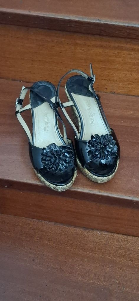 Sandálias de verniz preto, numero 35.Pouco usadas.