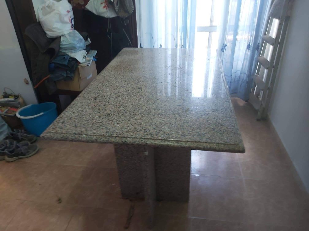 Mesa toda em granito