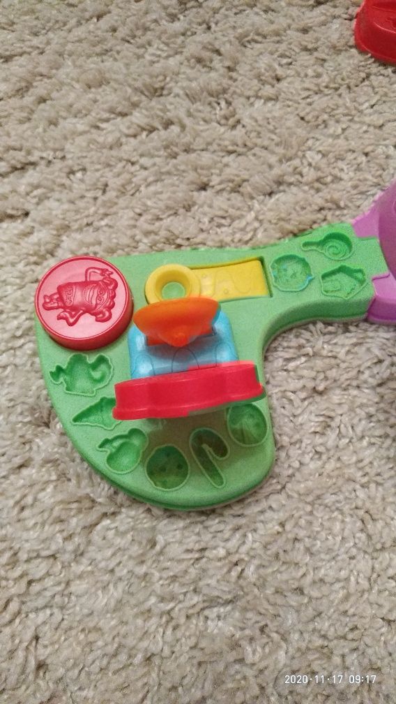 Игра  развивает моторику Play-Doh .