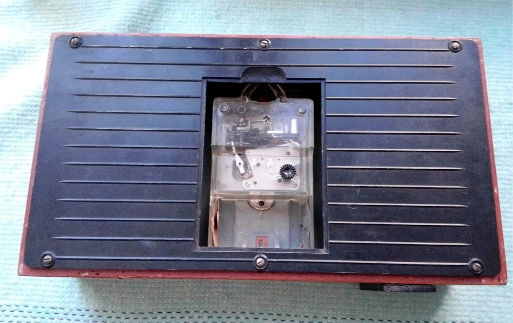 Антиквариат часы настольные Янтарь Молния механические нерабочие