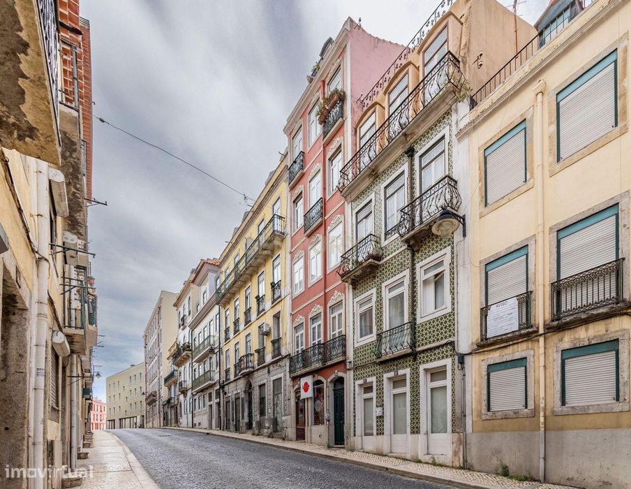 Apartamento T3 inserido num prédio tradicional, na Lapa, a 5 min da Ba