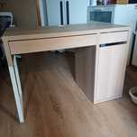 Biurko w kolorze dębu IKEA Micke z szafką