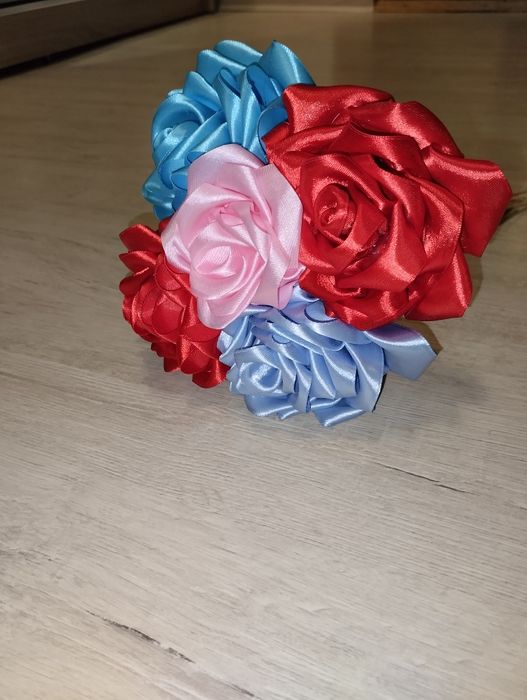 Троянди з атласних стрічок