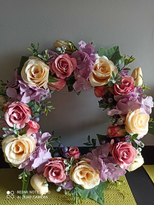 Wianek na drzwi wiklinowy z kwiatami