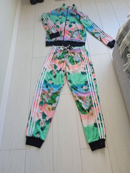 Спорт костюм Adidas.