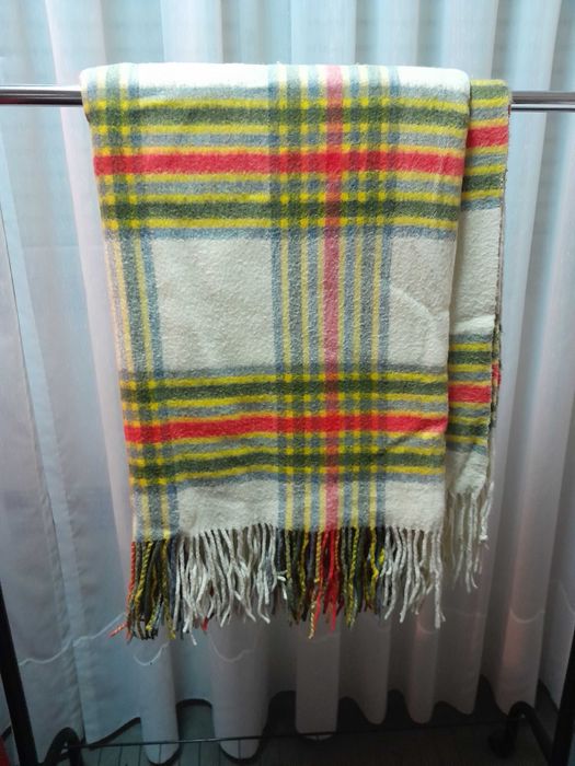 Manta de casal, quadriculada (1,67X2m). Preço: 20 euros.