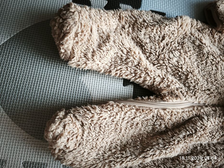 Piękne, pluszowe kombinezony dla noworodka.