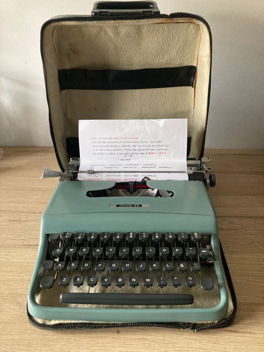 Máquina de escrever  **  Olivetti 22