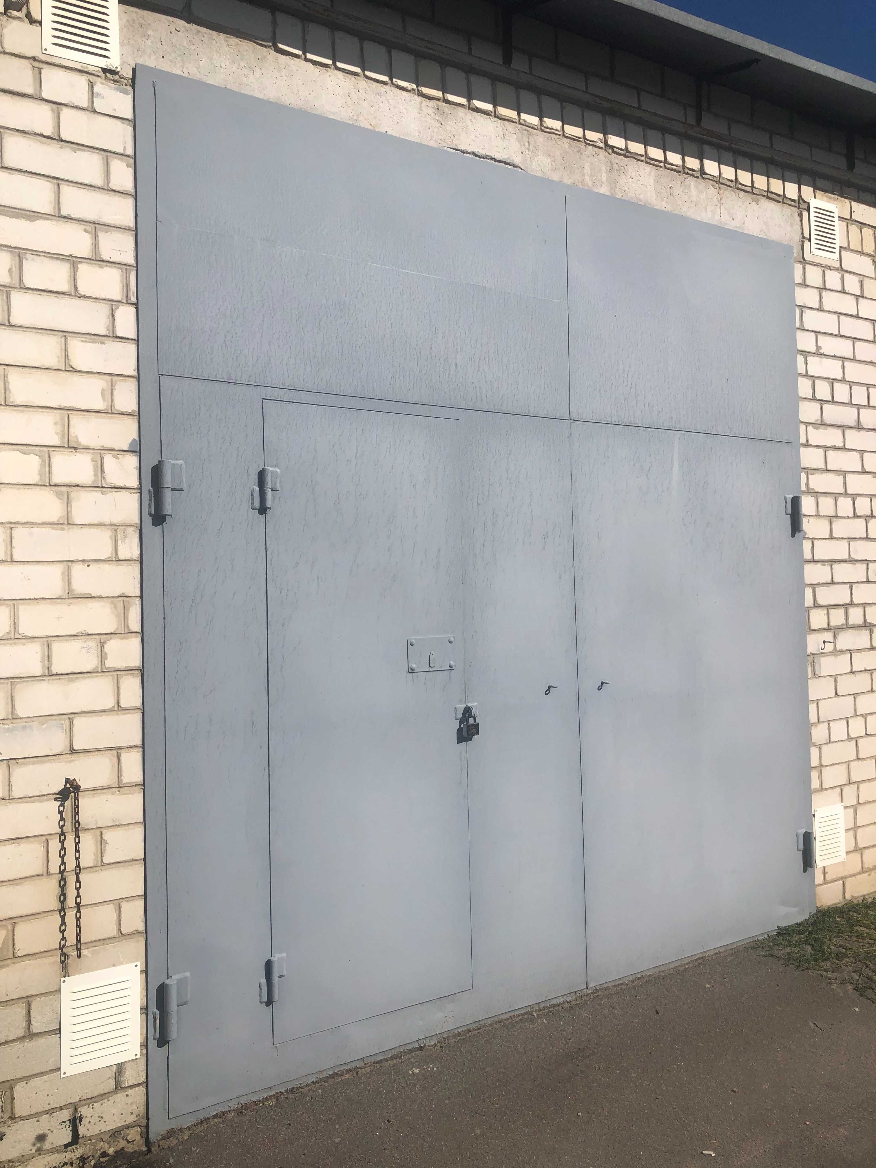 Ворота гаражные металлические  с калиткой  размер 2.8 * 2,8 м с рамкой