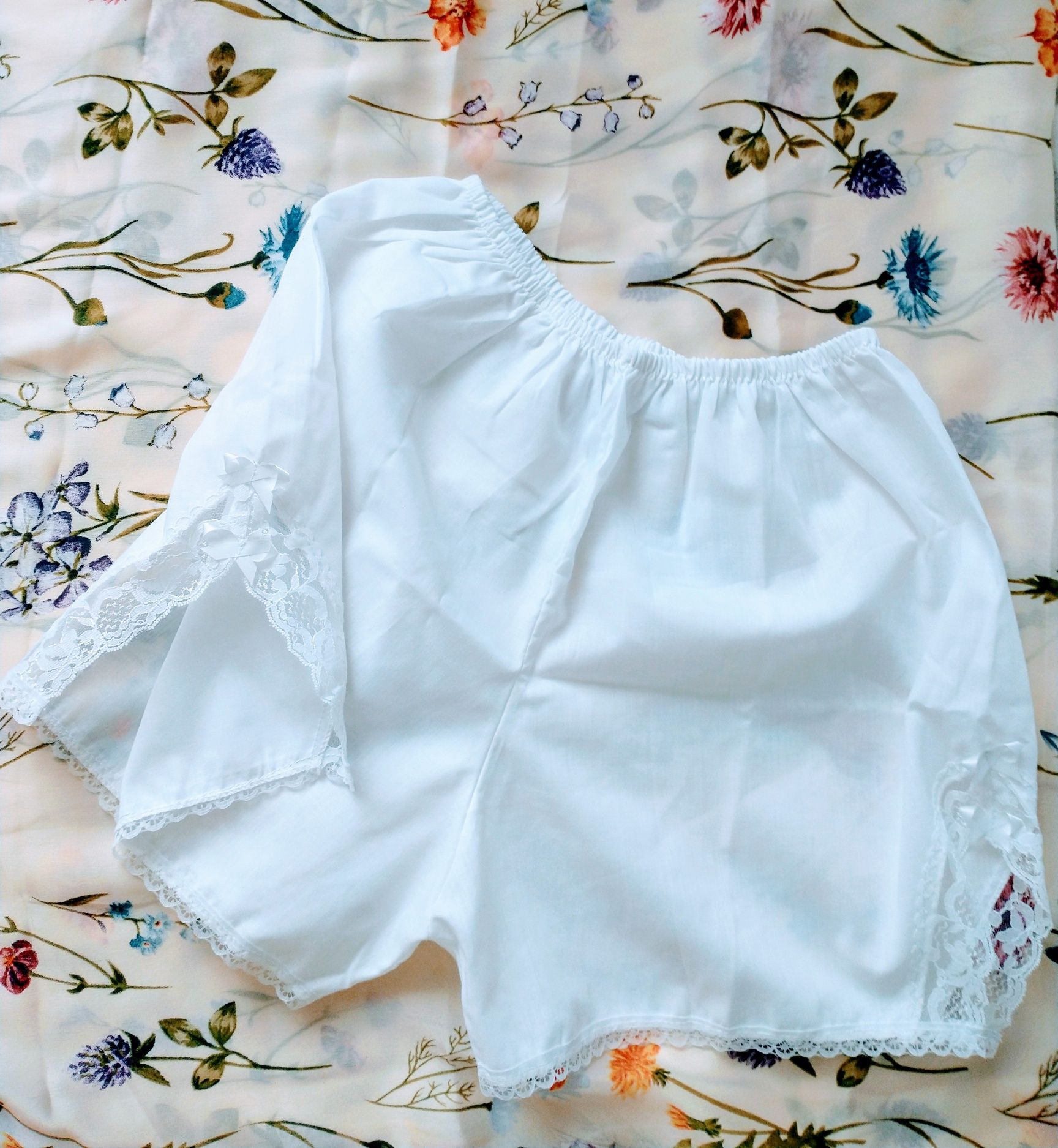 Piżama spodenki białe z efektownym wykończeniem