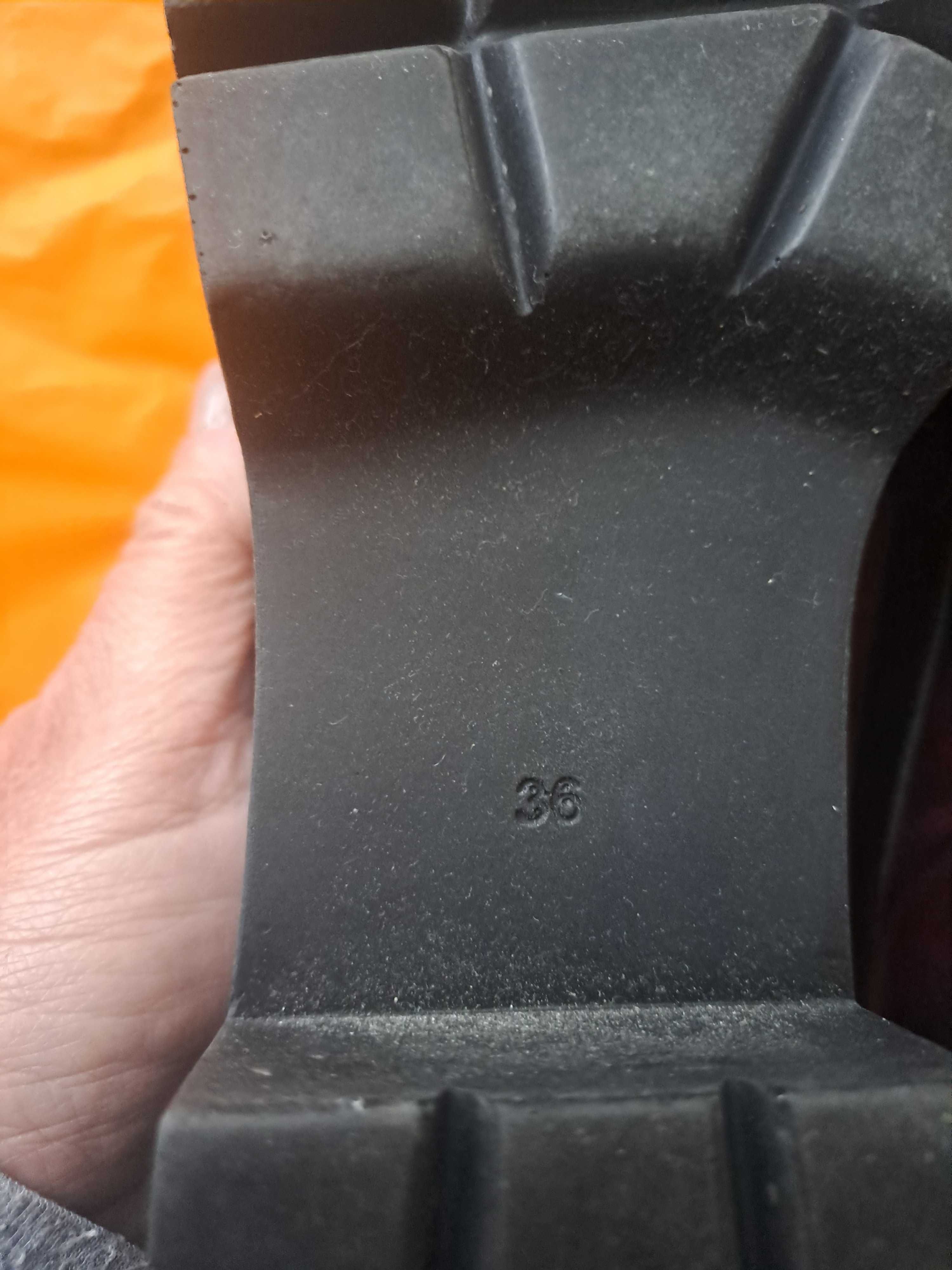 Mocassins castanho escuro em verniz