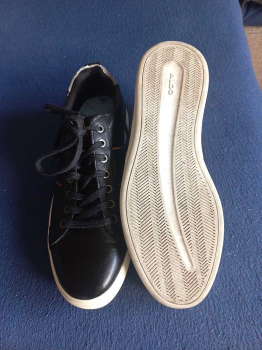 Sapatos / Sapatilhas para uso informal ou clássico.