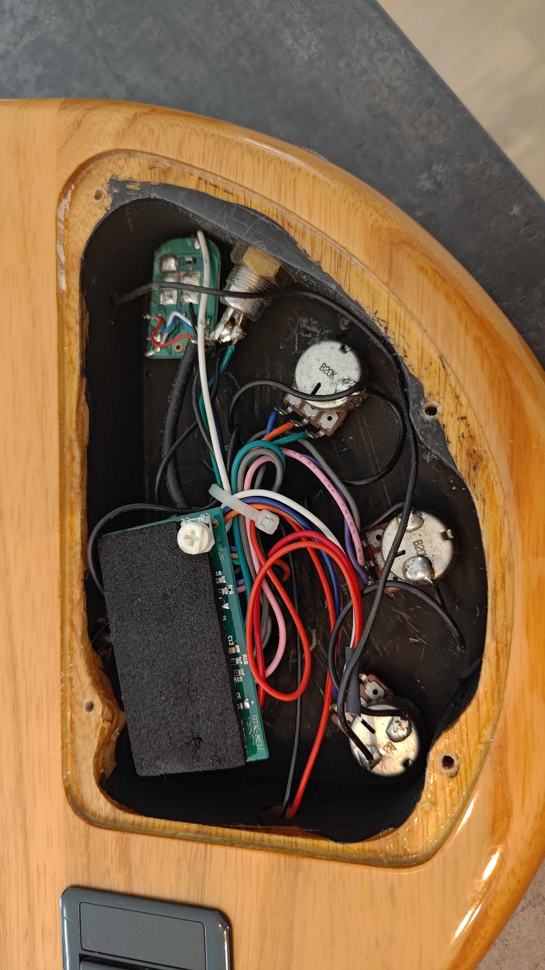 Gitara basowa aktywna Ibanez ATK 305 - bas pięciostrunowy - 5 strun