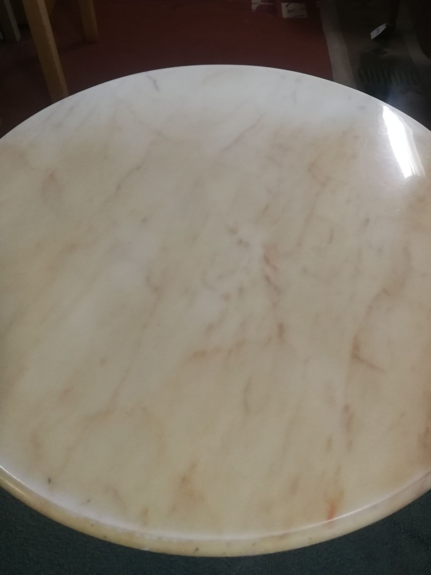 Mosiężny stolik z marmurowym blatem