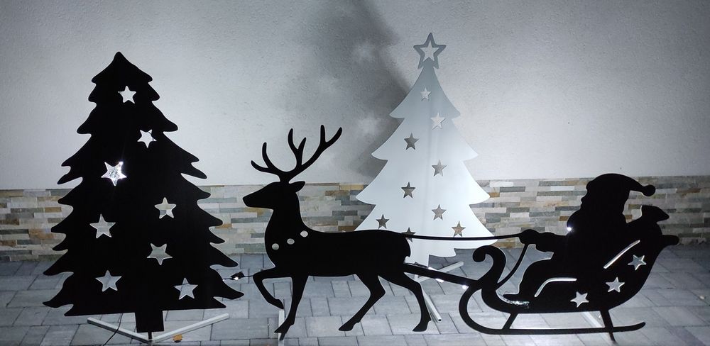 Dekoracje świąteczne - renifery, choinki, Mikołaj