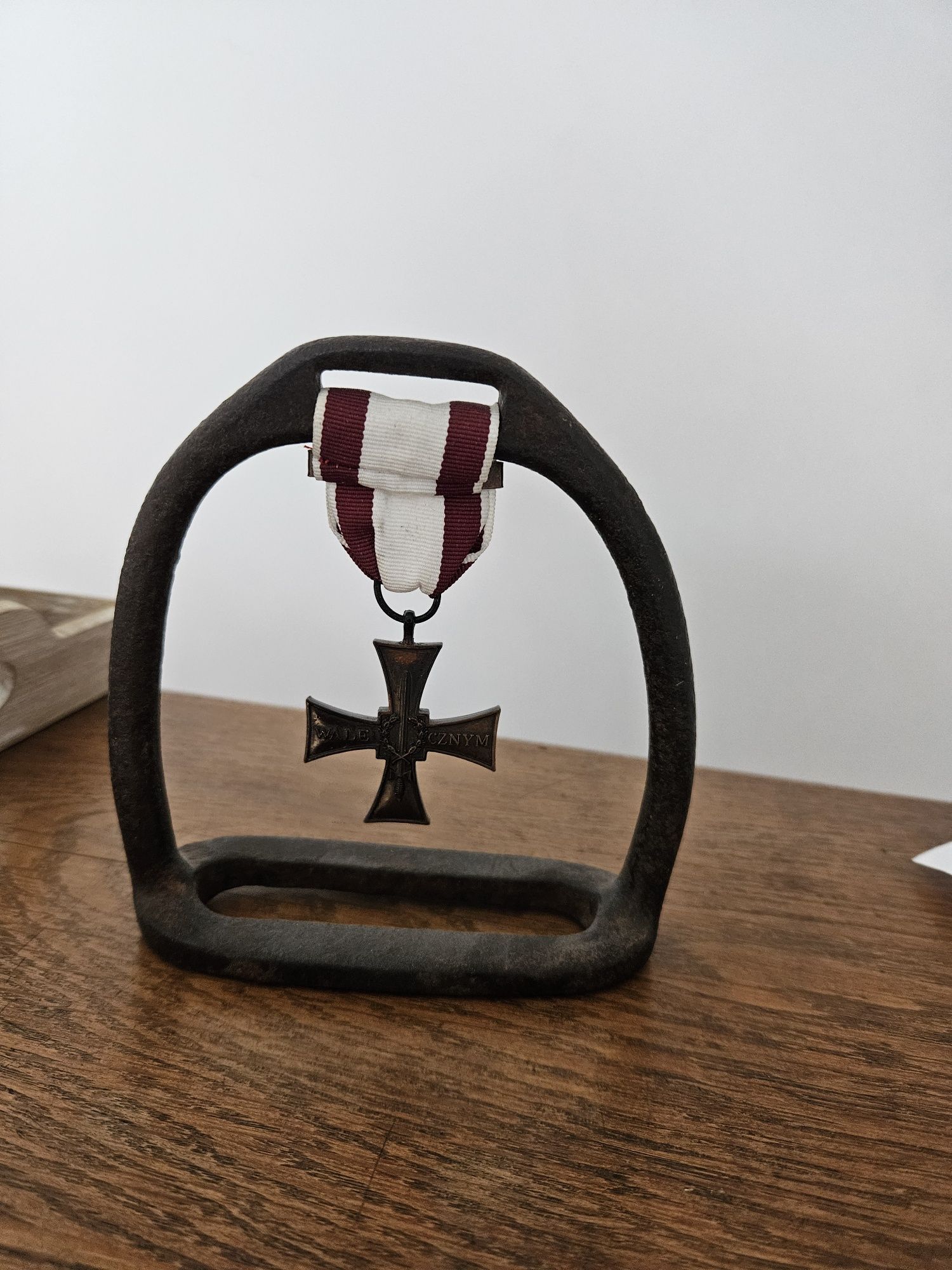 Unikatowa pamiątka strzemię kawaleryjskie  i krzyż walecznym 1920