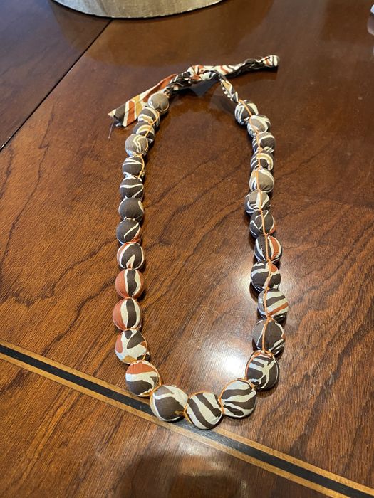 Colar contas tecido cor terra