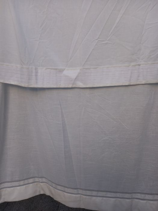 2 Cortinados em linho brancos - de Apliques