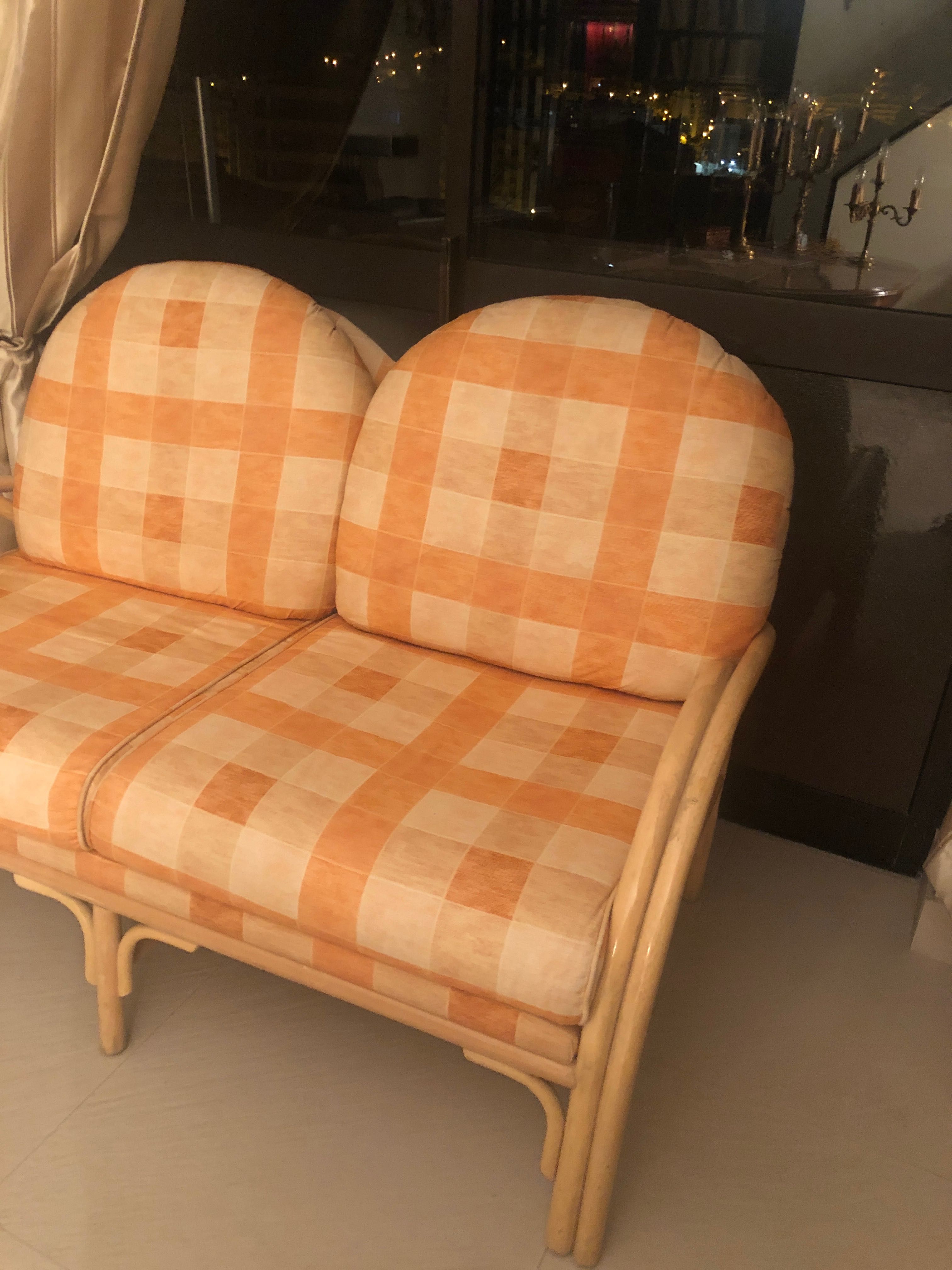 Sofa dois lugares em bambu praticamente novo sem uso.