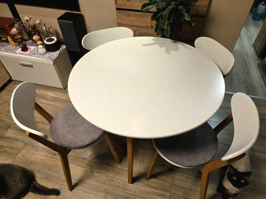 Okrągły stół + 4 krzesła w bardzo dobrym stanie Jysk Jegind