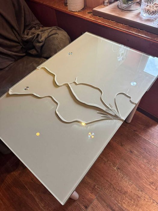 скляний стіл кухонний ( без верзньої частини, вона тріснула)