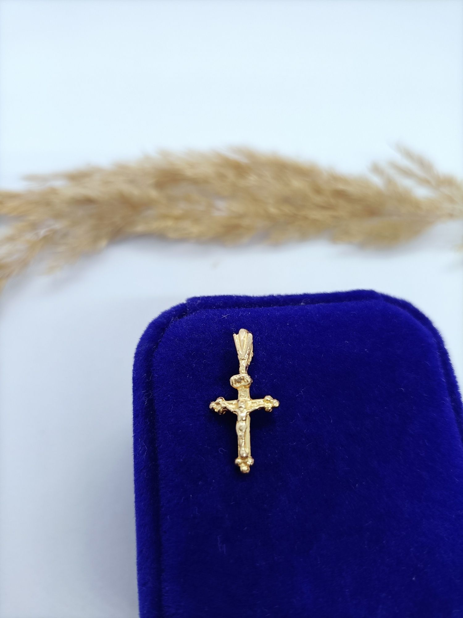 Minimalistyczna zawieszka krzyżyk ze złota, złoto pr 585