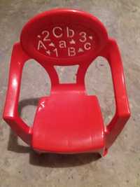 Krzeselko plastikowe dla dziecka czerwone