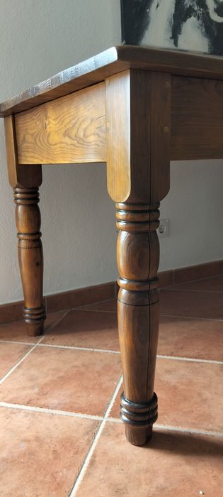 Secretária ou mesa de jantar.