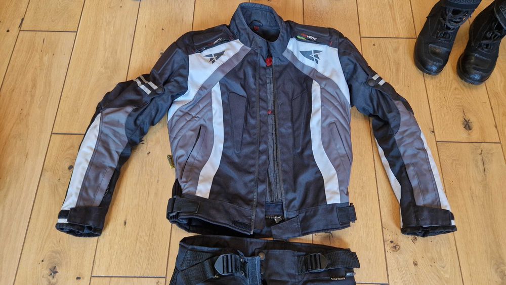 Zestaw motocyklowy z cordury, buty, kask