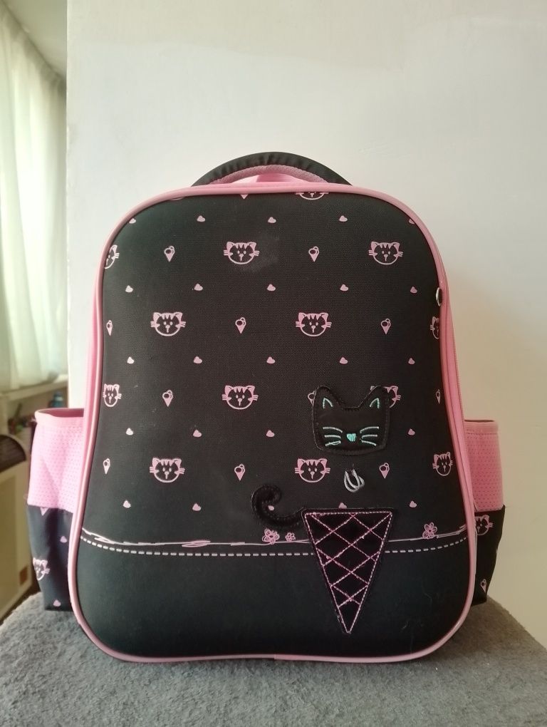 Продам портфель для девочки.