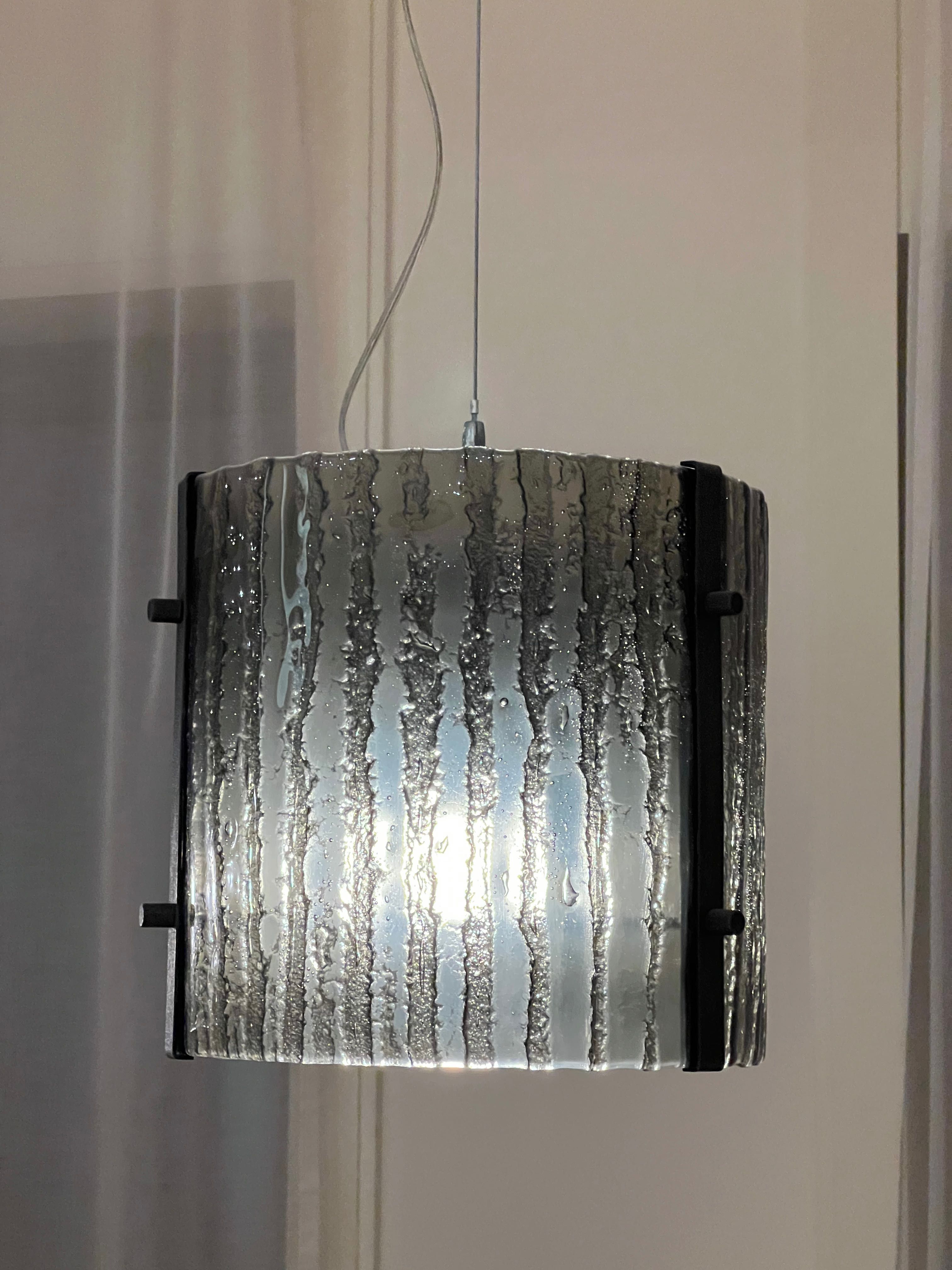 Lampa wisząca artystyczna, szkło ornamentowe z elementami metalowymi