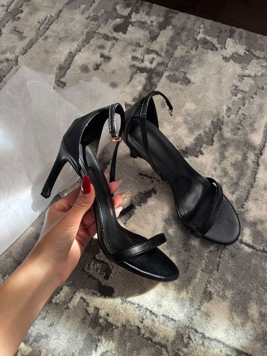 Босоніжки на каблуку, підбори, нові!