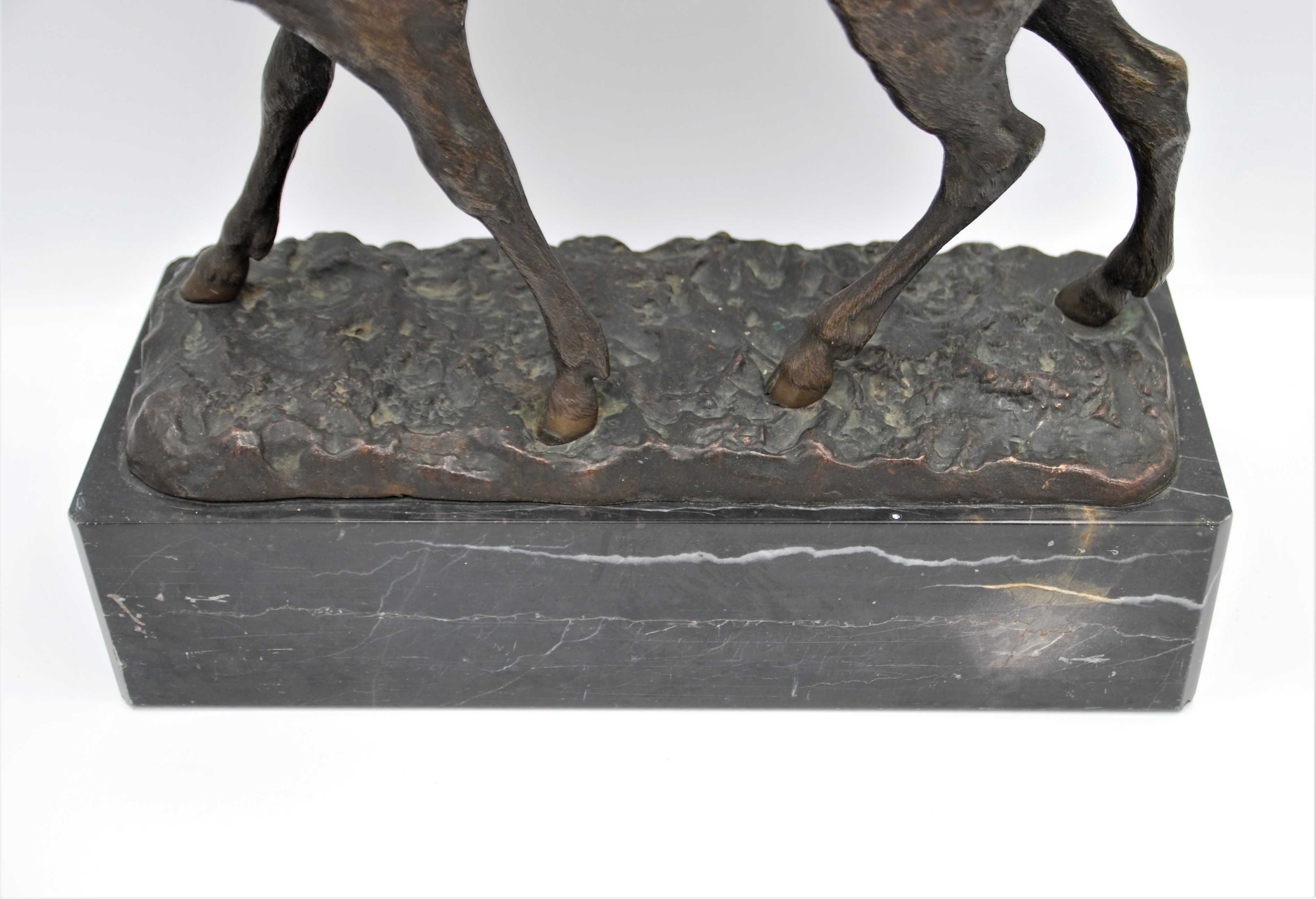 Rzeźba jelenia z brązu na marmurowej podstawie XIX