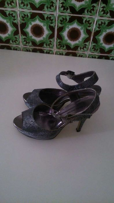 Sandálias novas em bom estado