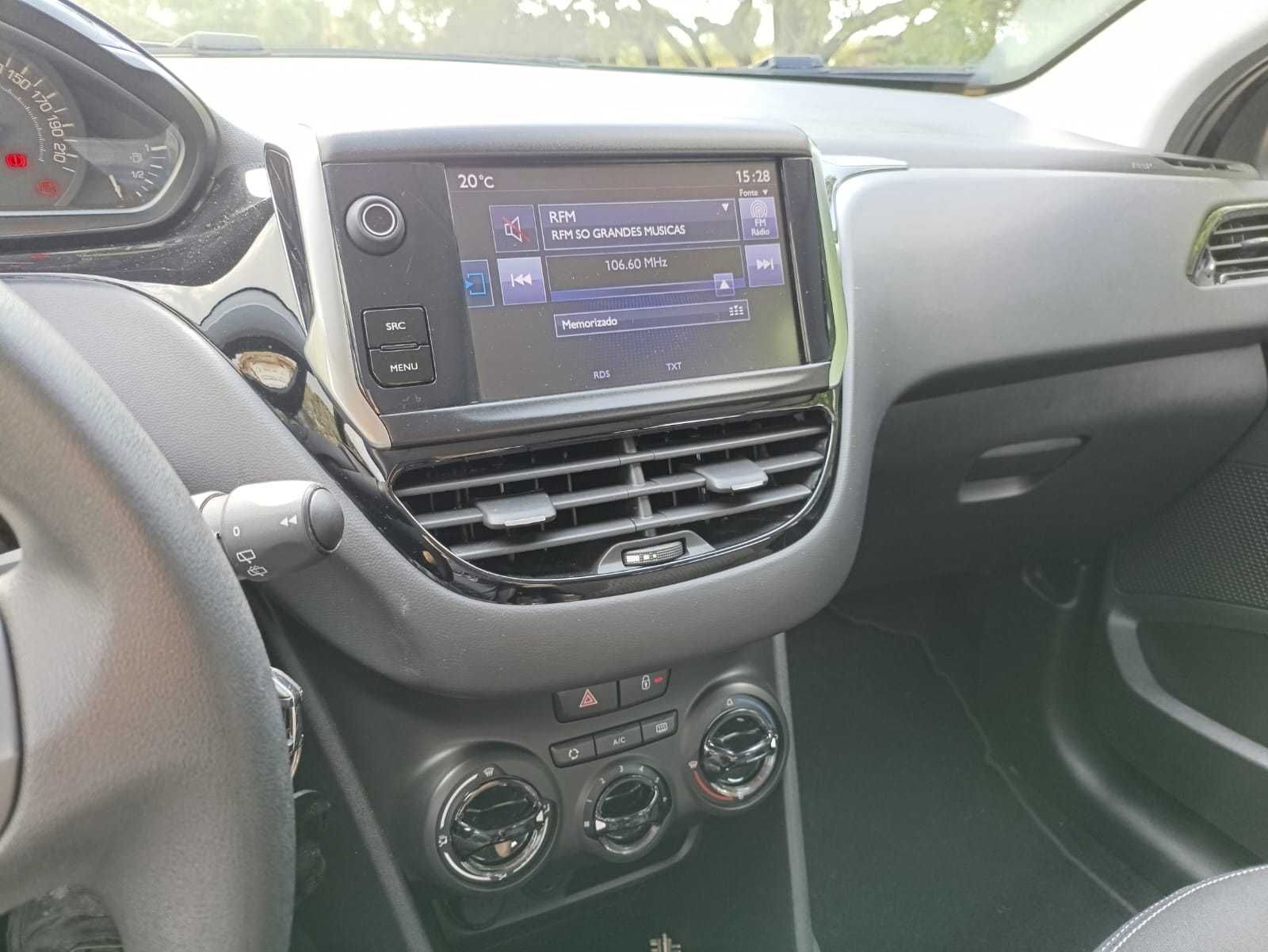 Peugeot 208, 5 portas, com 64000 km, a gasolina
