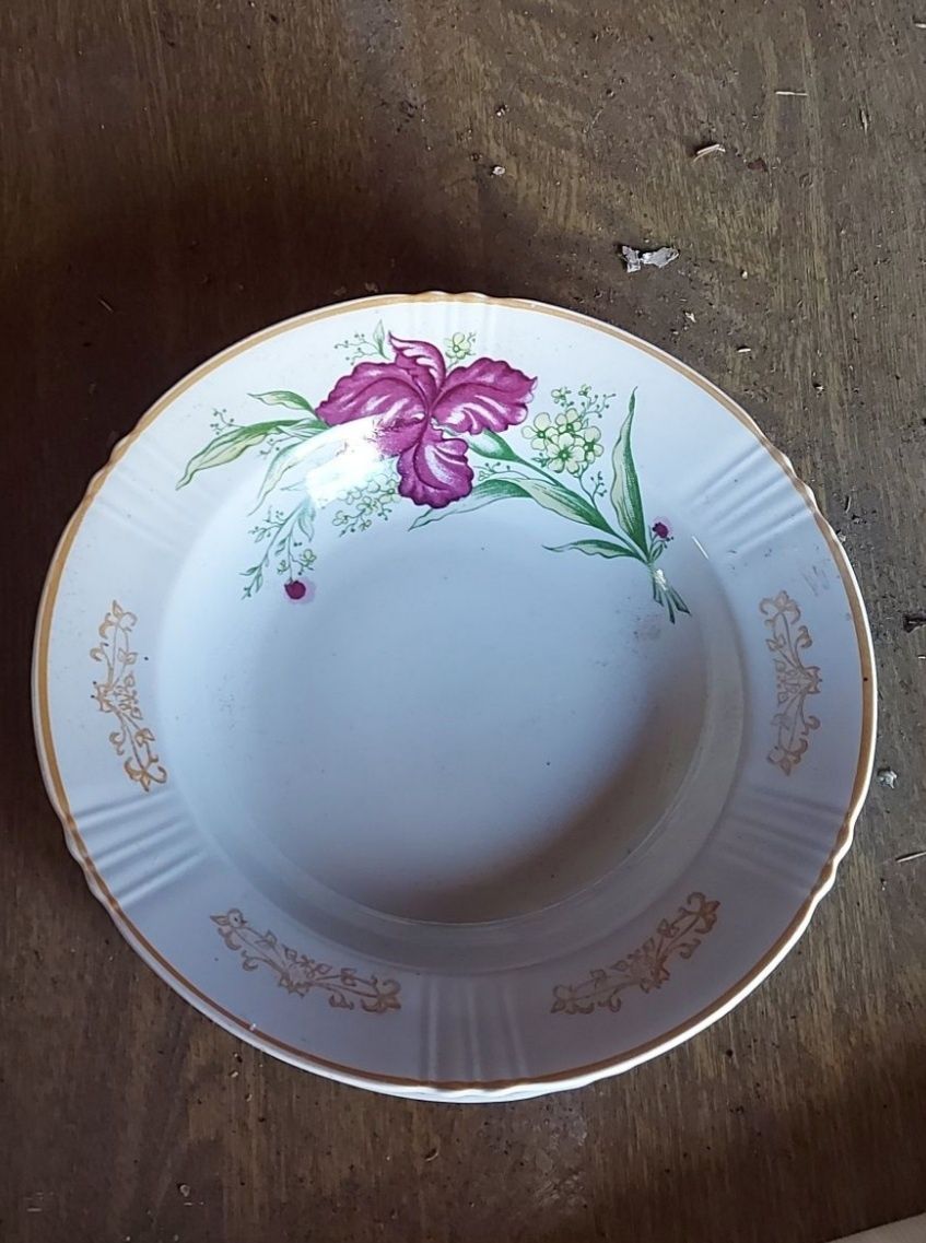 Светлые тарелки разной глубины с нежным цветочным рисунком