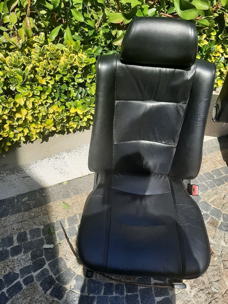 Estofos em pele para Mercedes 190 em bom estado