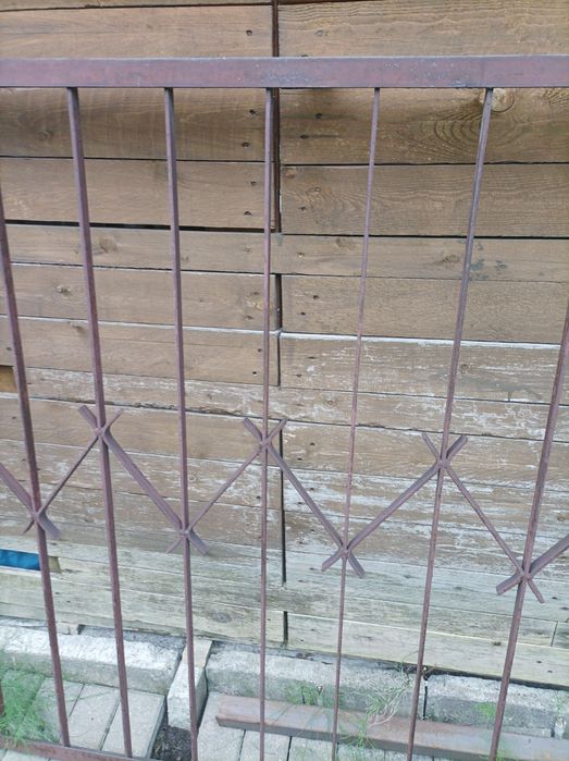 Krata okienna stalowa.