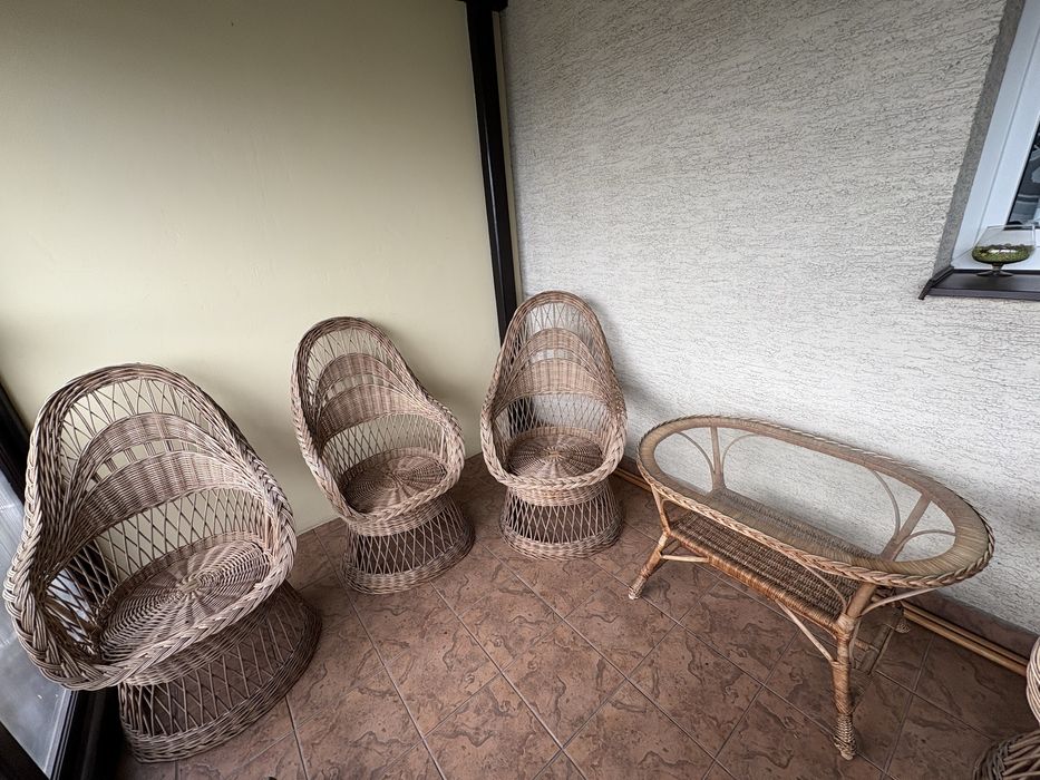 Komplet stół szklany i krzesła wiklinowe brązowe okrągłe na kole