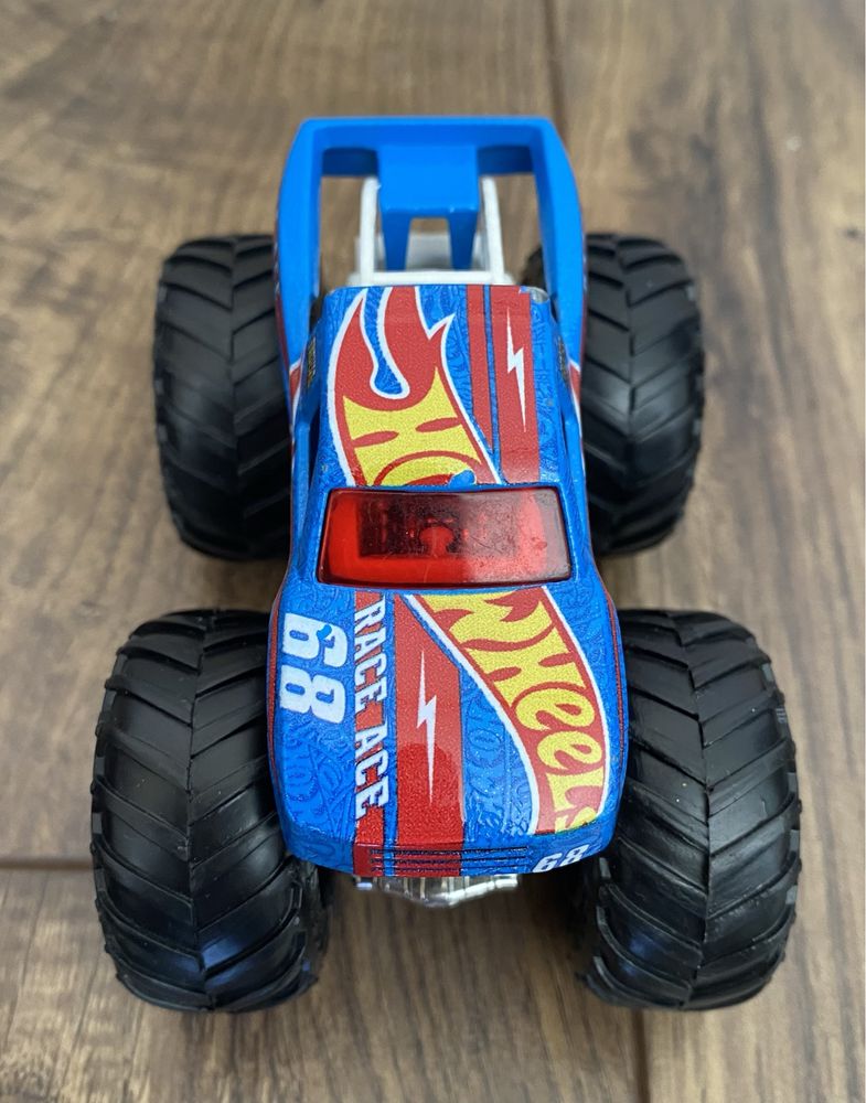 Wyrzutnia aut hot wheels oraz 2 auta hot wheels