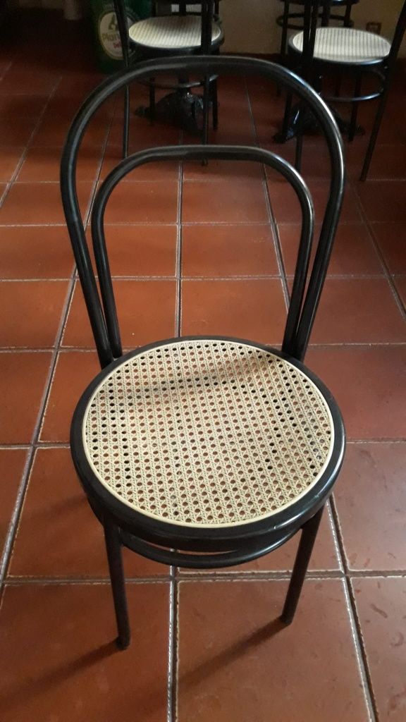 Mesas e cadeiras para café
