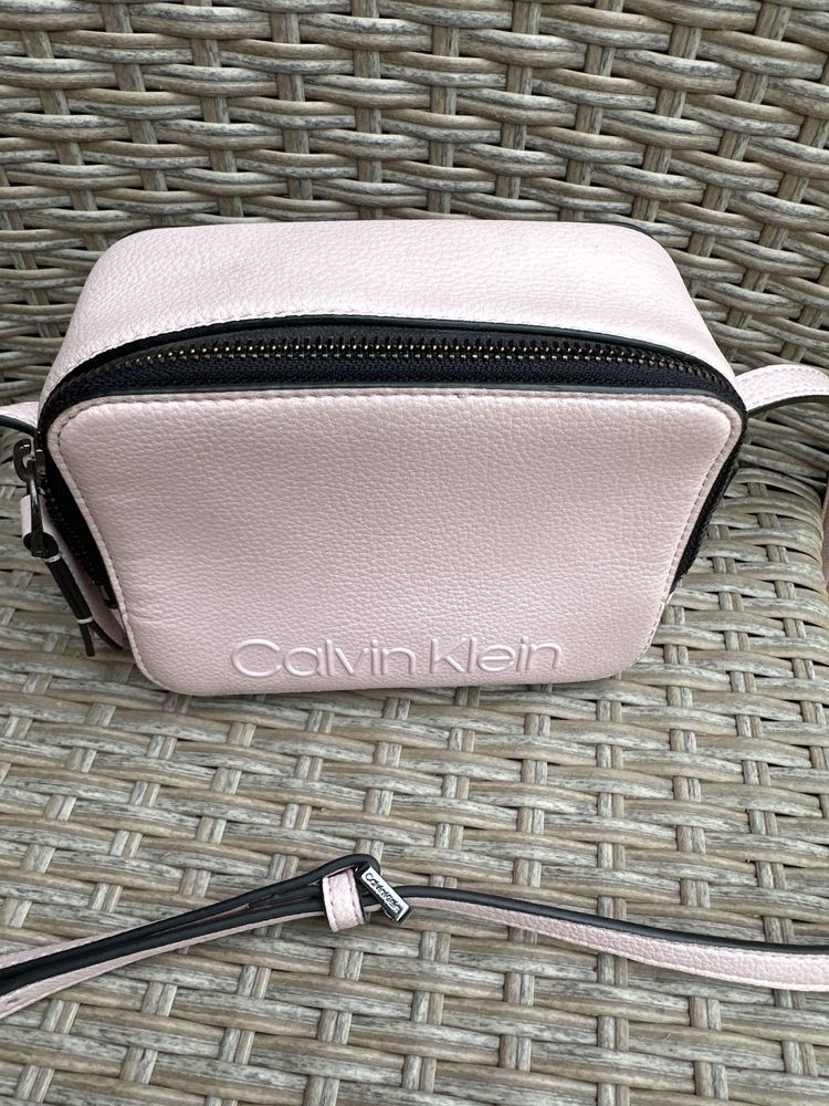 Torebka na ramie Calvin Klein pudrowy roz