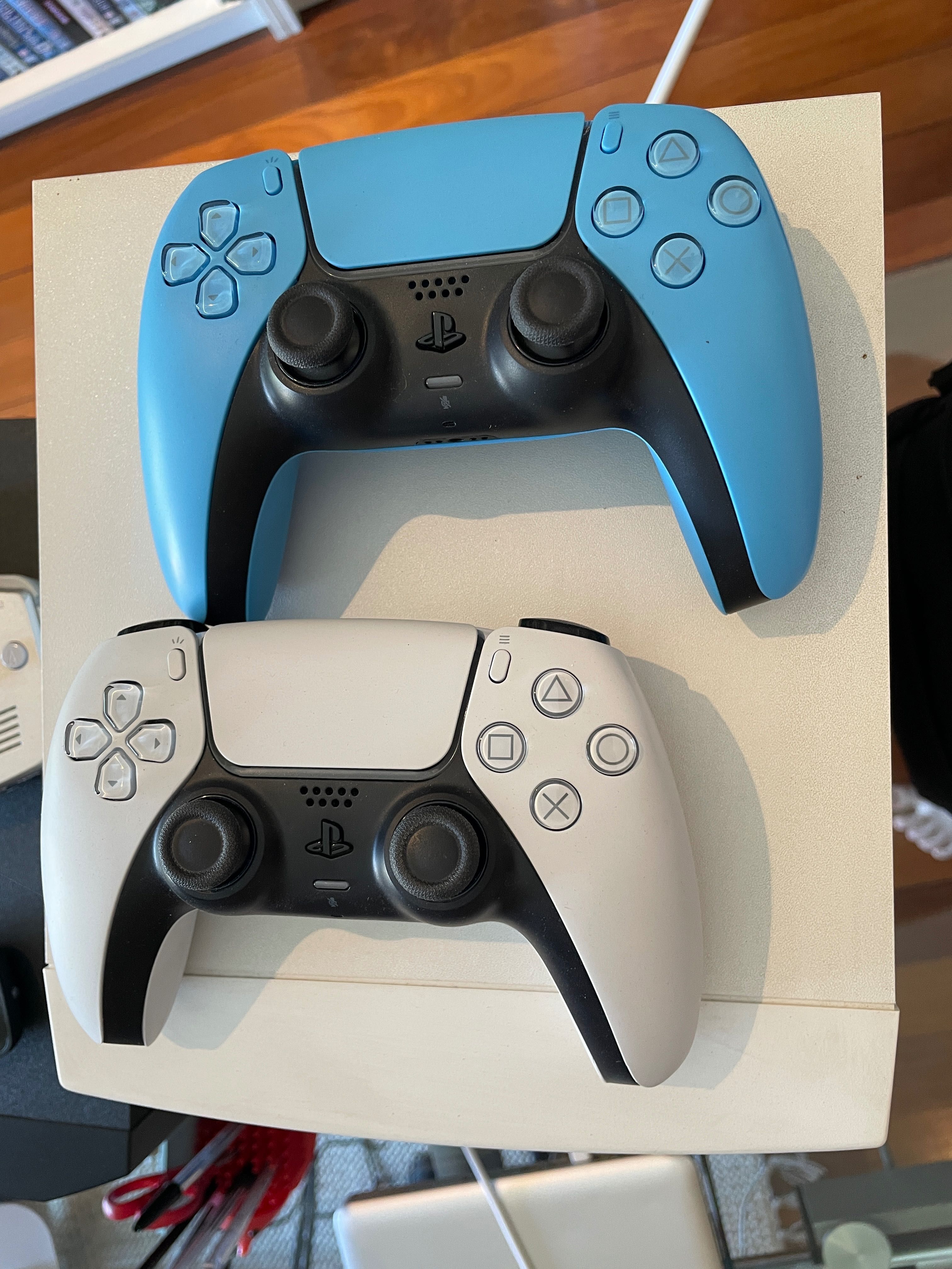 PS5 com dois comandos