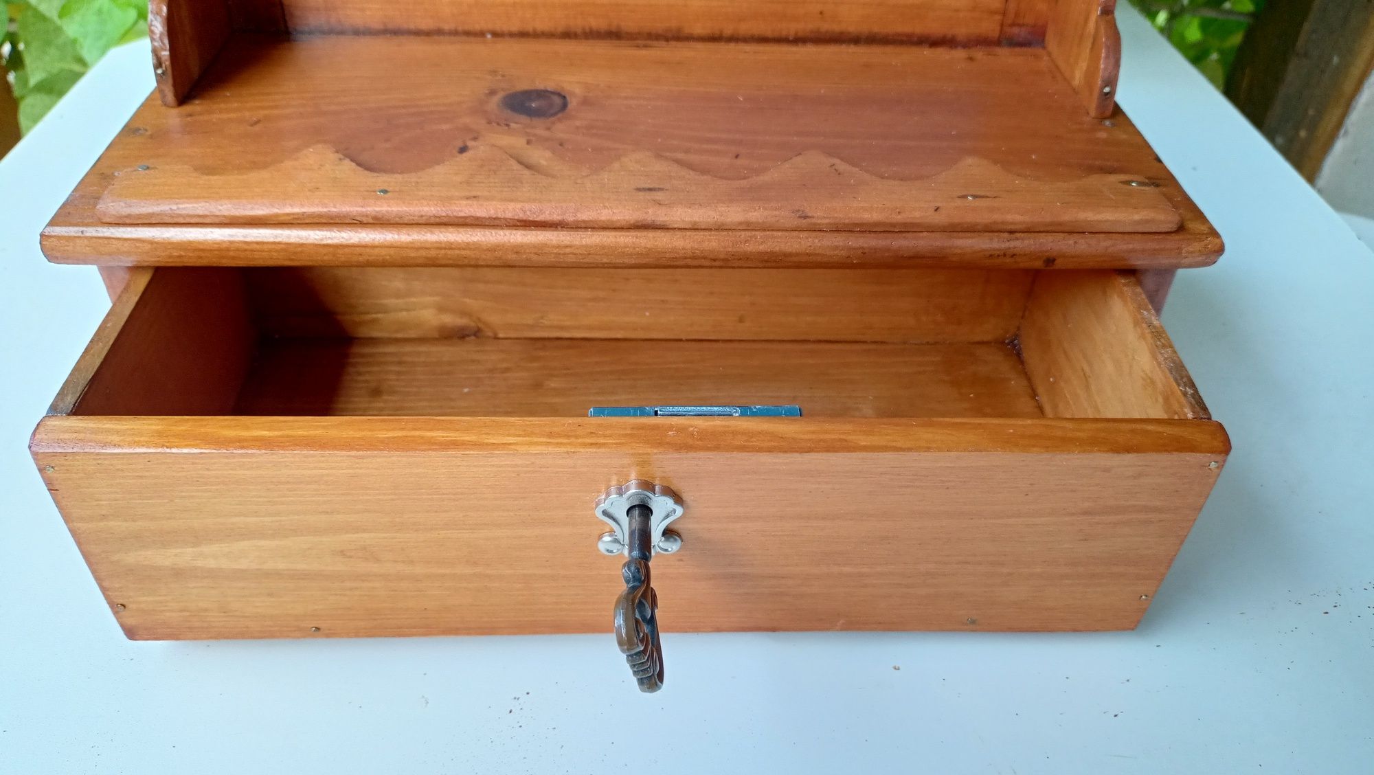 Mała, drewniana szafka z szufladką zamykaną na klucz