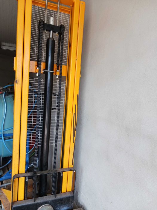 monta cargas com elevaçao manual ate 3m