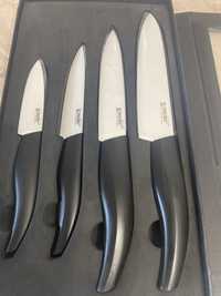 Набір кухонних ножів.