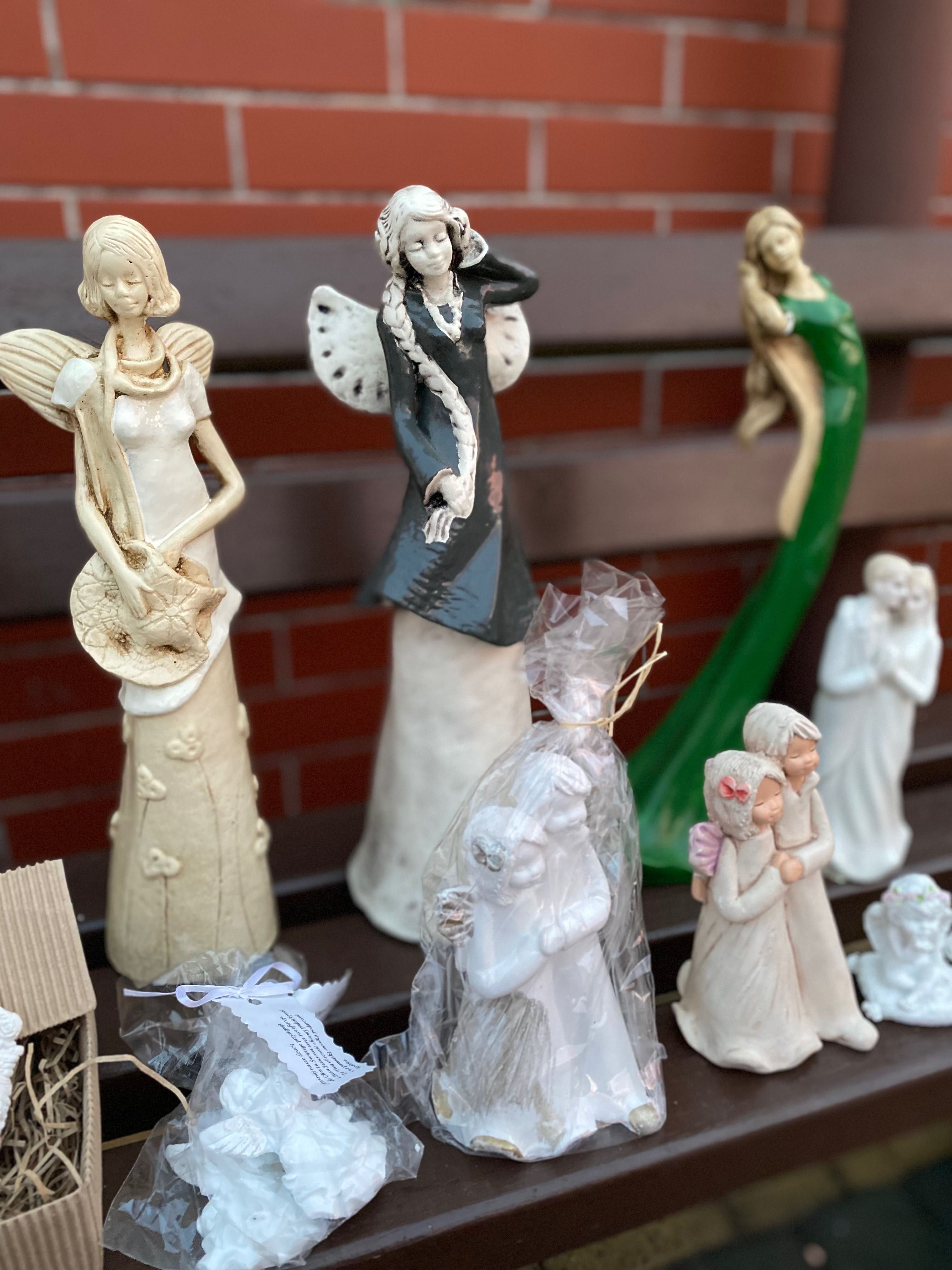 Aniołki mix różne rozmiary gips i ceramika