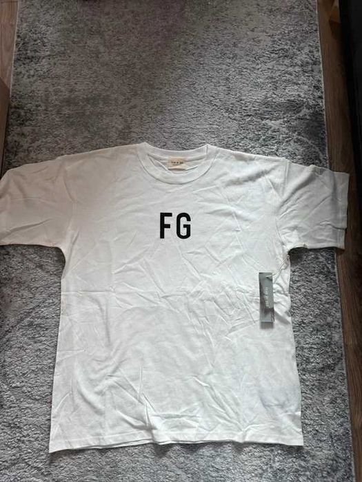 Biala koszulka fg fear of god z czarnym logiem